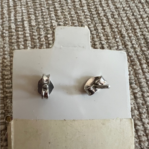 Hand crafted silver and crystal dangle earrings - Picture 5 of 5